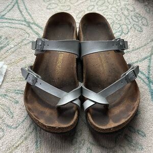 Birkenstock Mayari Sandal in Metallic Silver Sz 39